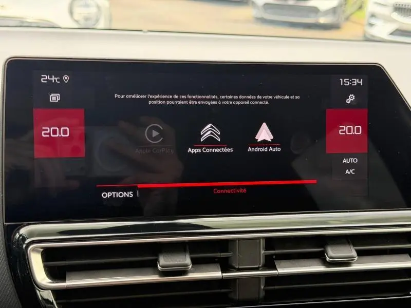 Écran tactile central du tableau de bord du Citroën C5 Aircross noir, affichant les options de connectivité et la climatisation à 20°C.