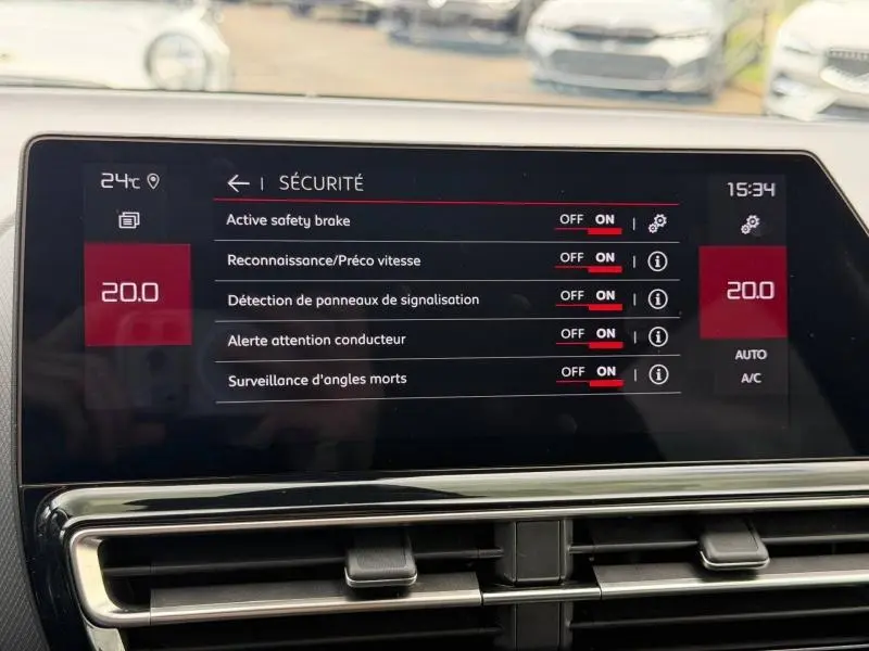Écran tactile du tableau de bord du Citroën C5 Aircross noir, affichant les options de sécurité activées.