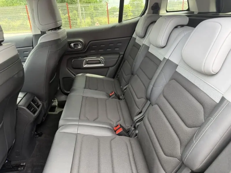 Vue intérieure côté droit des sièges arrière coulissants gris clair et foncé du Citroën C5 Aircross 2024 hybride.