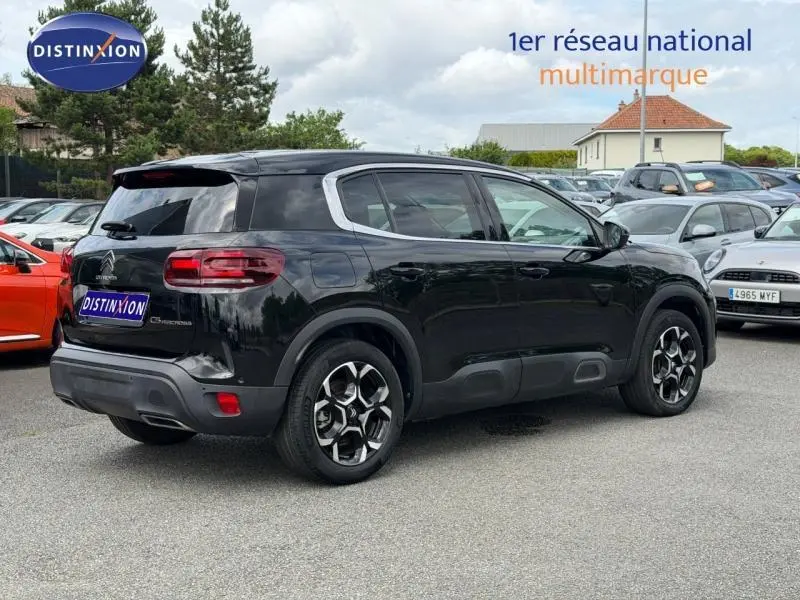 Vue 3/4 arrière droite du Citroën C5 Aircross noir Perla Nera avec jantes alu et vitres arrière teintées.