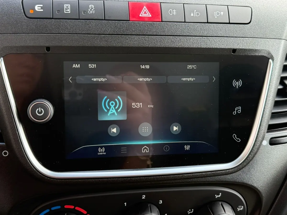 Écran tactile central du tableau de bord de l'Iveco Daily blanc 2026, affichant la radio AM à 531 kHz.