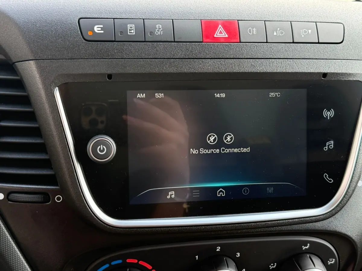 Gros plan sur l’écran tactile et les commandes centrales du tableau de bord du Iveco Daily blanc 2026.