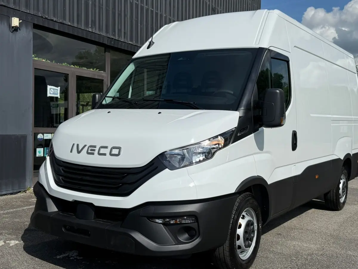 Fourgon Iveco Daily blanc vu en 3/4 avant droit, avec calandre noire et pare-chocs noir contrastant.