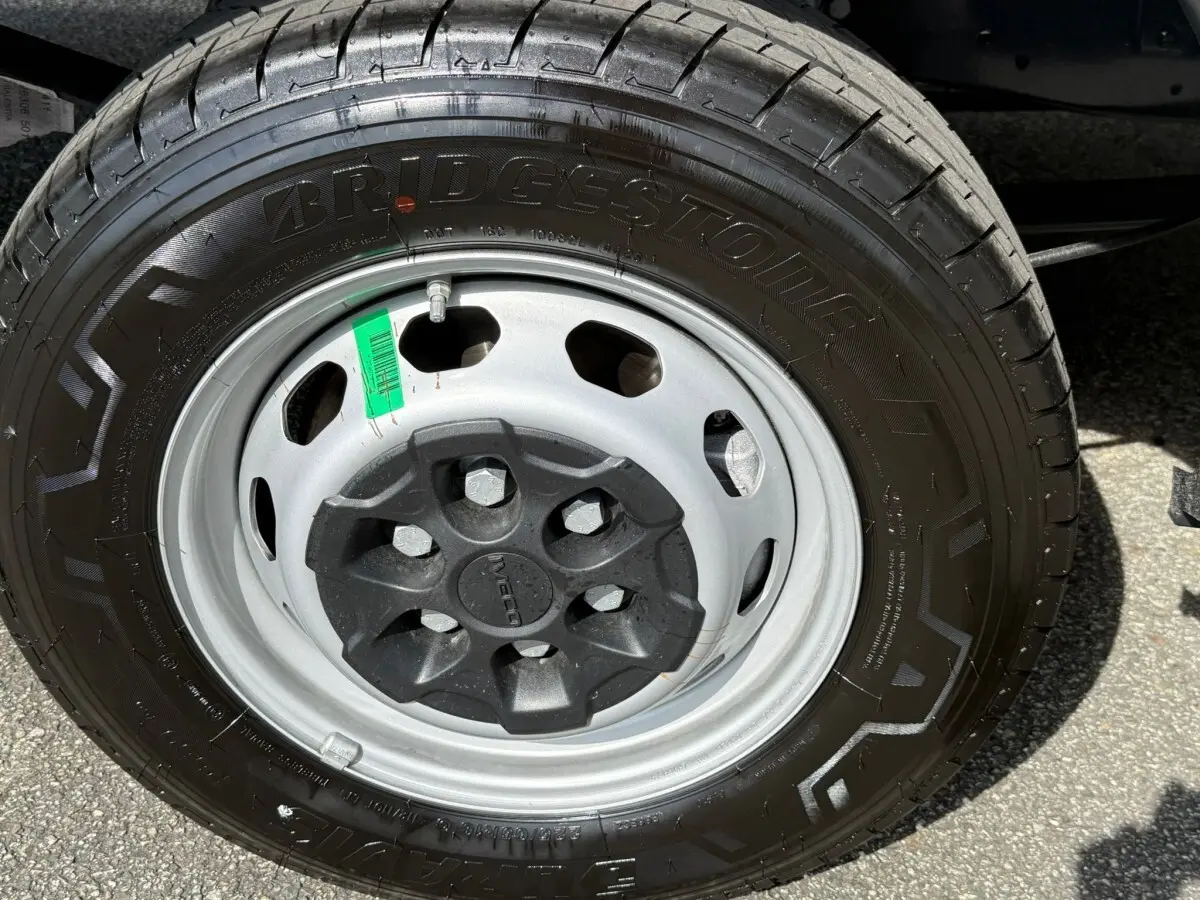 Gros plan sur la roue avant droite d’un Iveco Daily blanc 2026 avec jante acier et pneu Bridgestone.