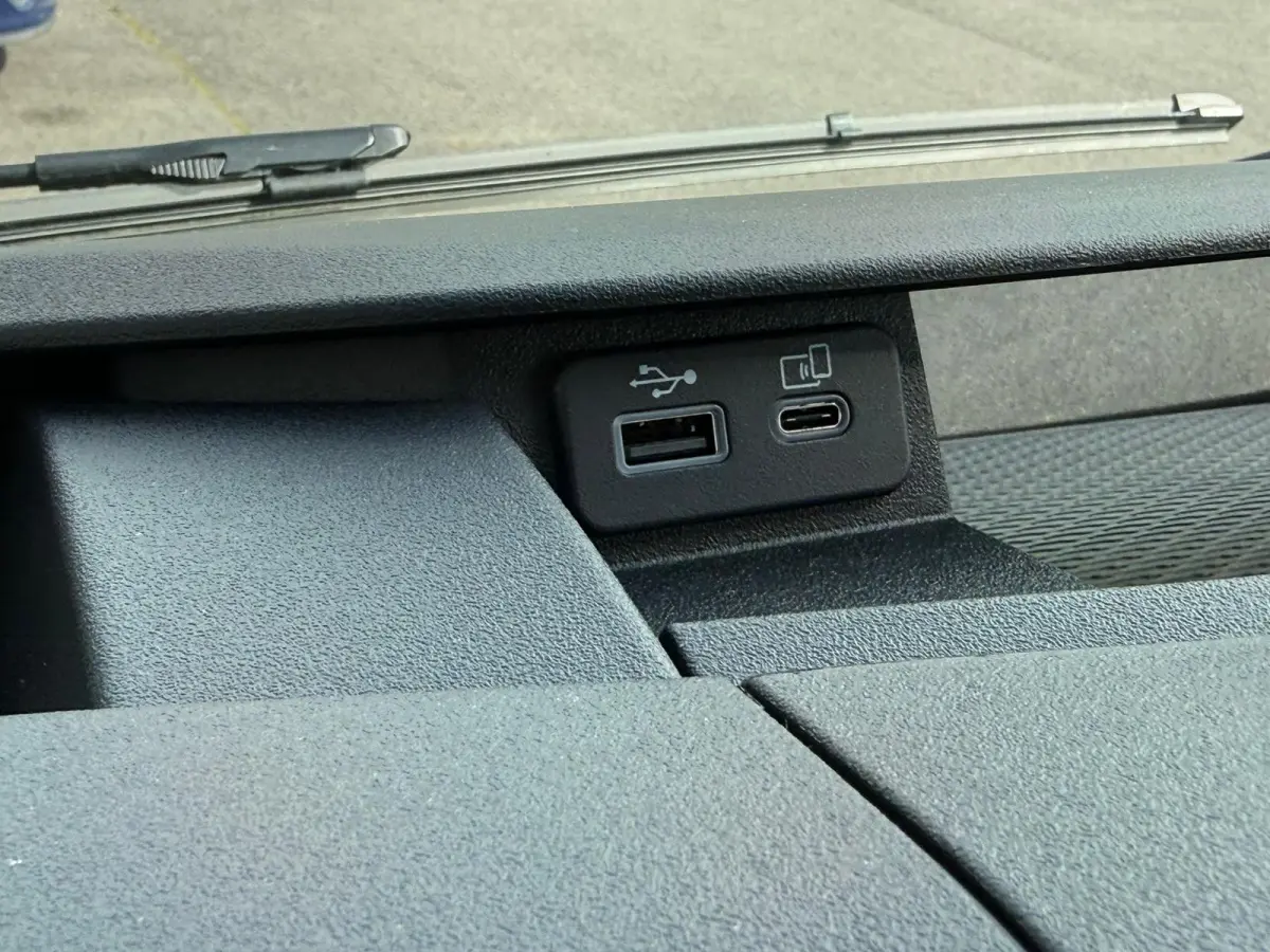 Gros plan sur les ports USB A et USB-C du tableau de bord du Iveco Daily blanc 2026, vue intérieure avant.