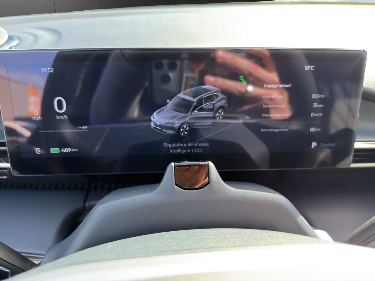 Affichage numérique du tableau de bord du Geely E5 2026, montrant une voiture grise en vue 3D et les informations de conduite.