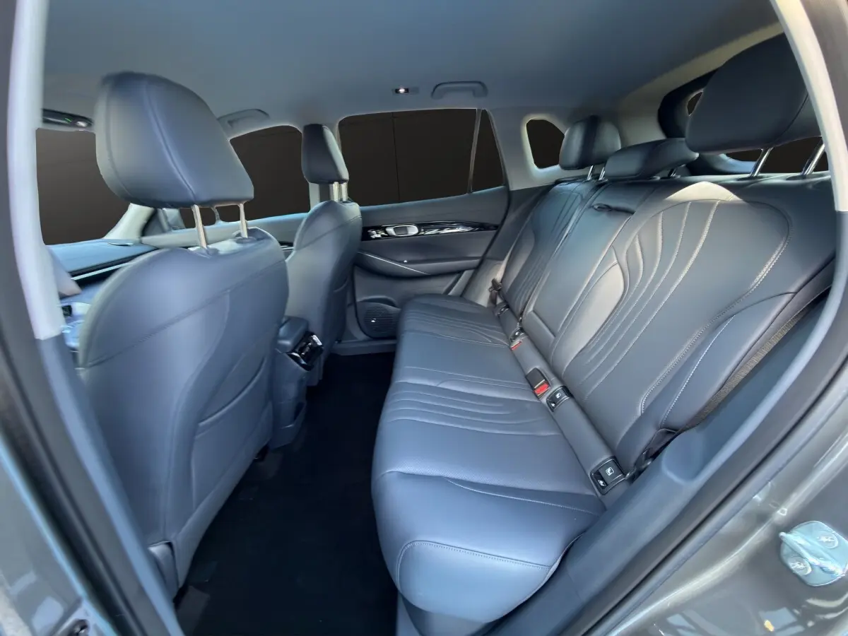Vue intérieure arrière côté droit du Geely E5 2026 gris foncé, montrant les sièges en cuir et les appuie-têtes.
