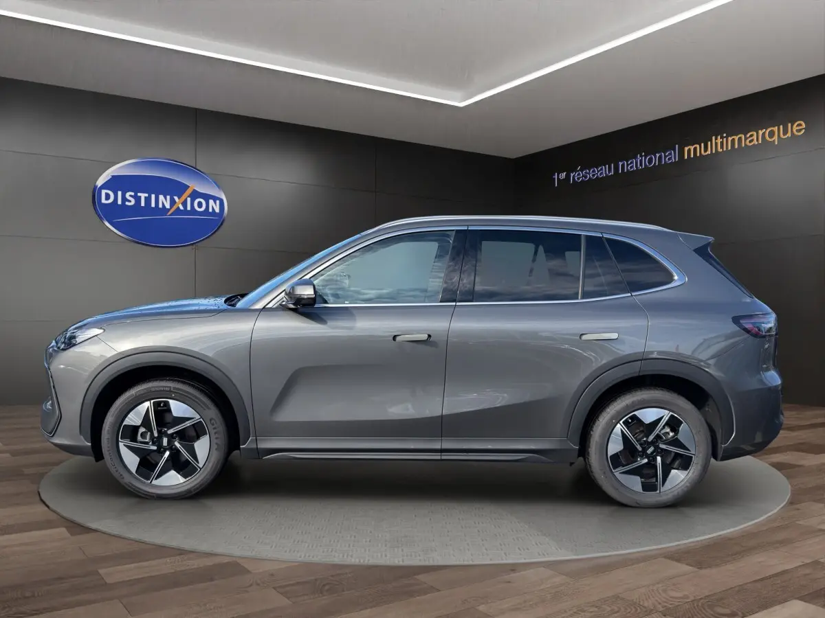 Vue de profil côté gauche du SUV électrique Geely E5 gris foncé 2026 avec jantes modernes et poignées affleurantes.