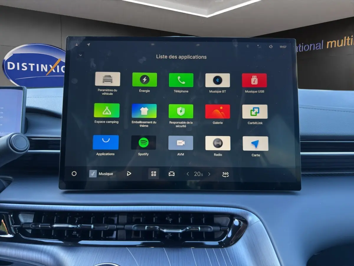 Écran tactile central du tableau de bord du Geely E5 gris foncé, affichant le menu des applications multimédia.