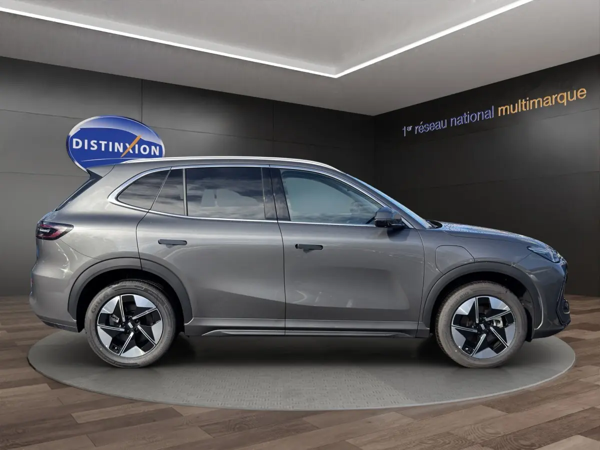 Vue de profil côté gauche du SUV électrique GEELY E5 gris foncé 2026 avec jantes modernes et lignes épurées.