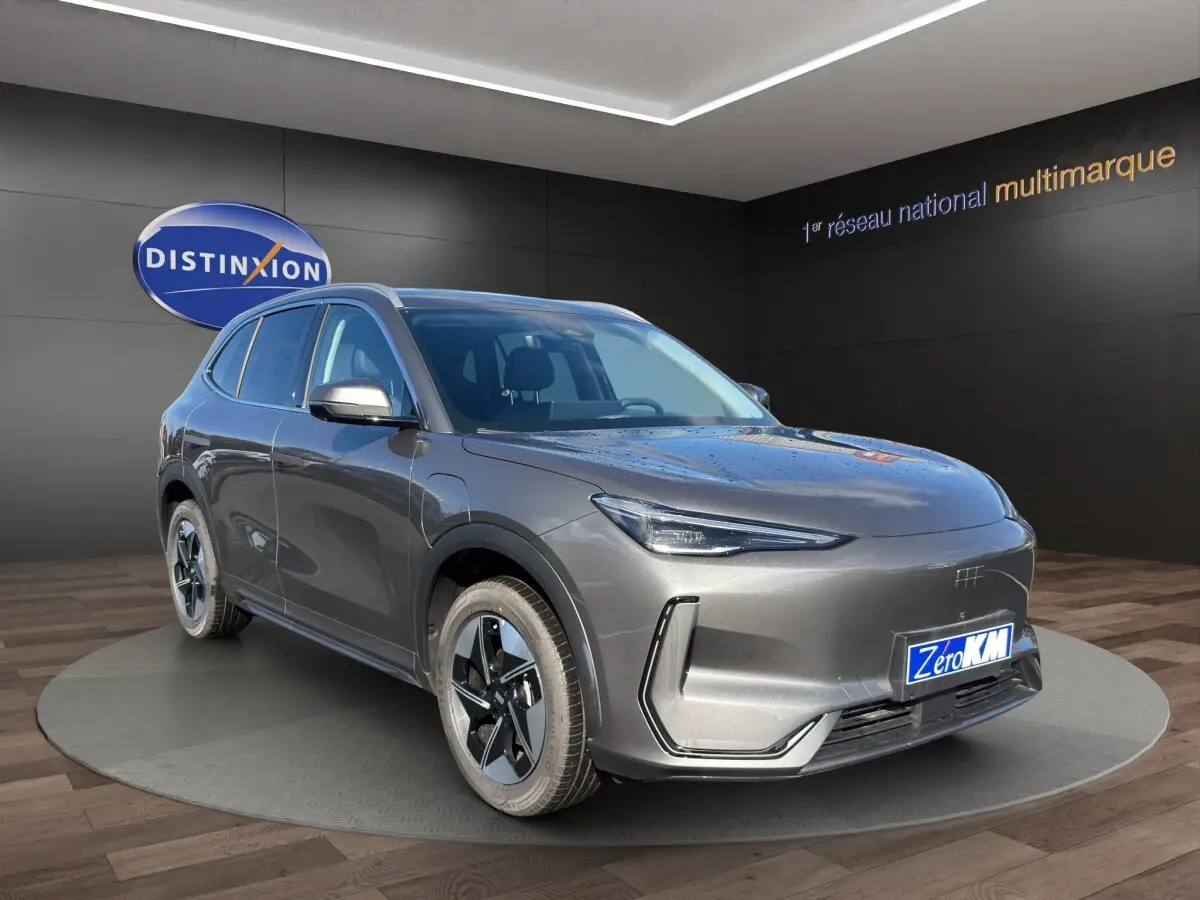 Vue 3/4 avant droite du SUV électrique GEELY E5 gris foncé, avec jantes noires et détails modernes sur le bouclier avant.