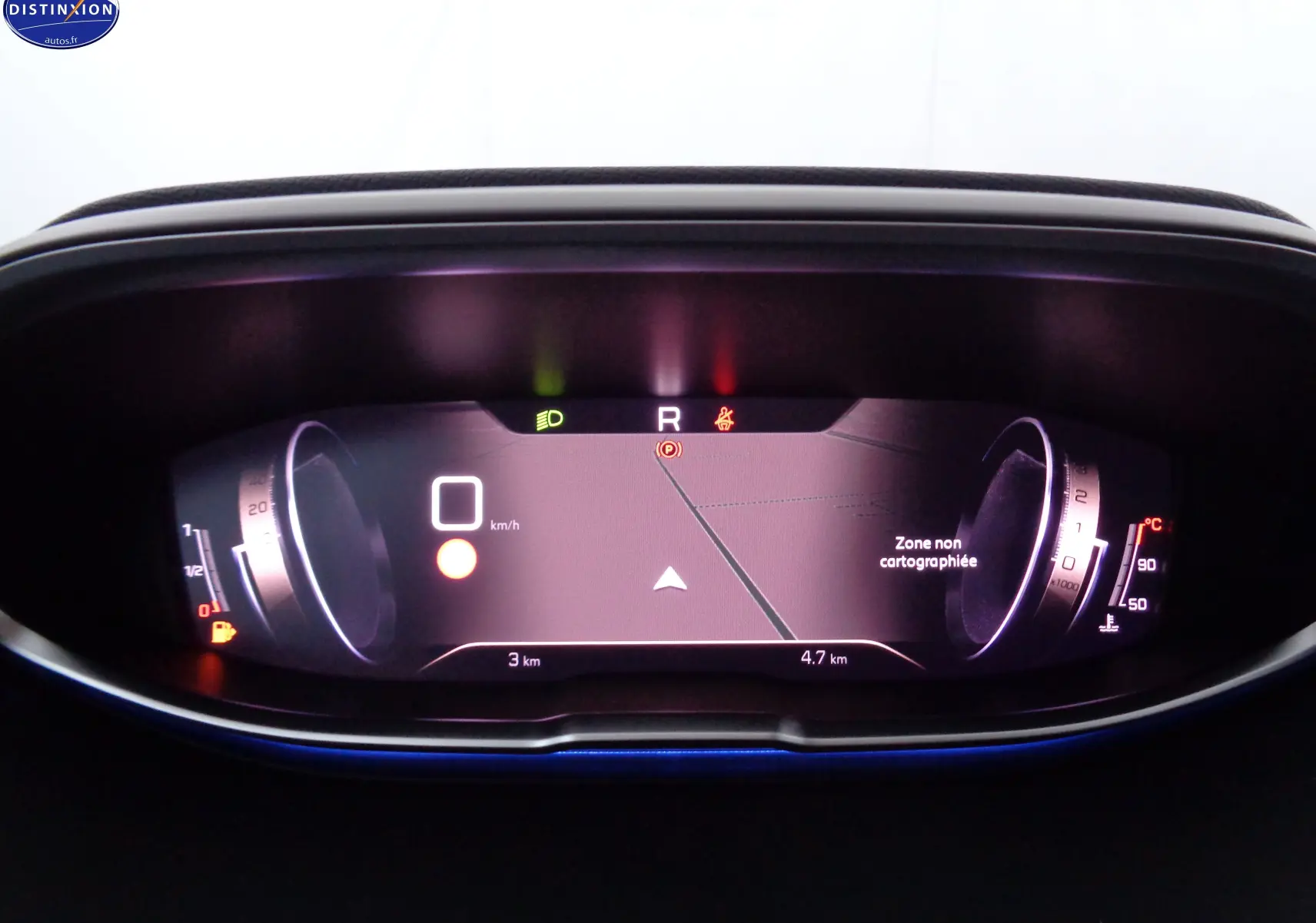 Tableau de bord numérique du Peugeot 3008 2023, affichant la vitesse à 0 km/h et une zone non cartographiée.