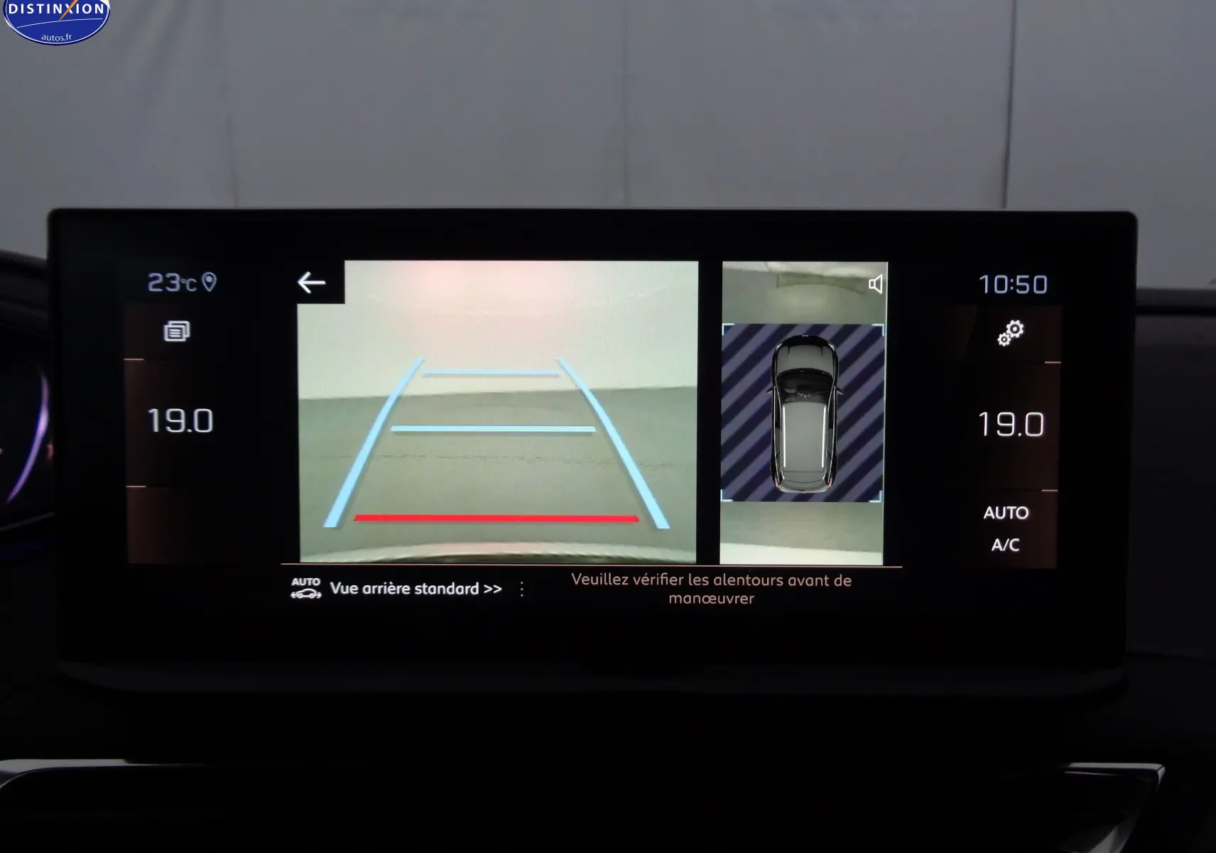 Écran multimédia du Peugeot 3008 gris platinium montrant la caméra de recul et la vue 360° intérieure.