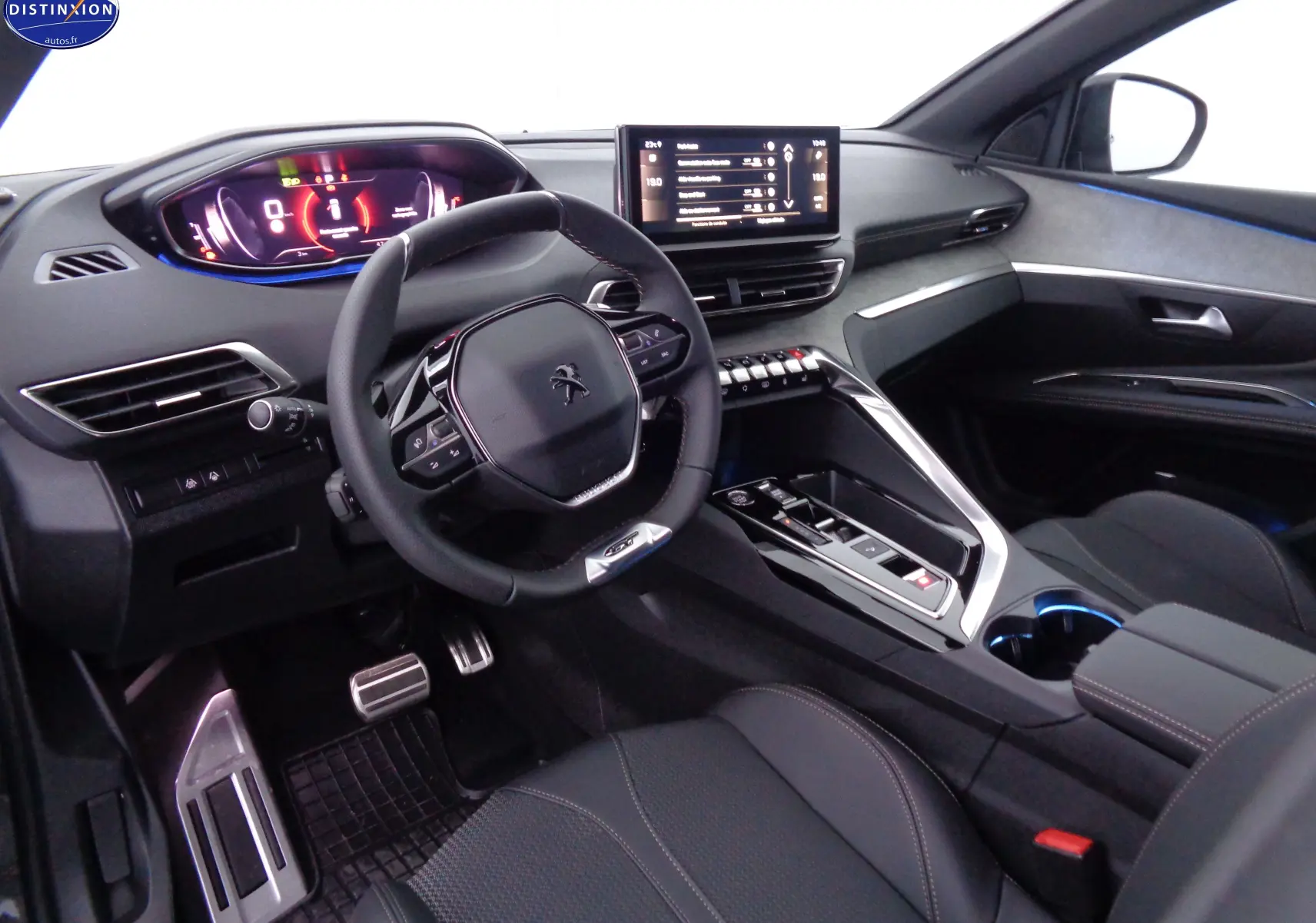 Intérieur du Peugeot 3008 2023 vu côté conducteur, avec volant compact, écran tactile et ambiance noire élégante.