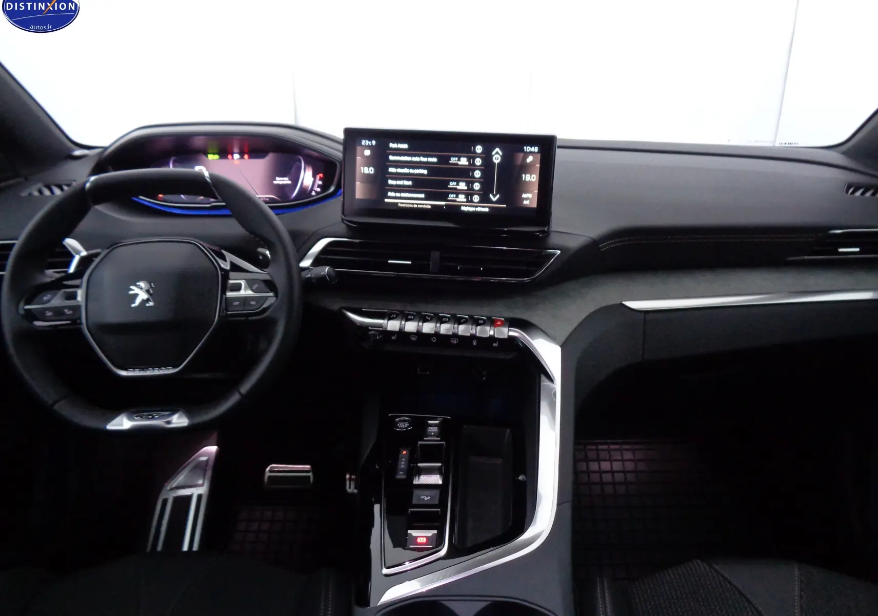 Intérieur du Peugeot 3008 2023, vue du poste de conduite avec volant compact et écran tactile central lumineux.