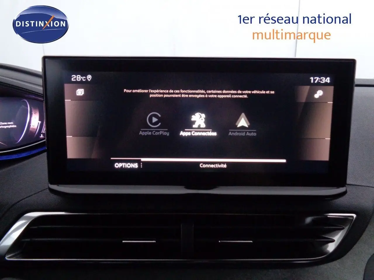 Écran tactile central du tableau de bord du Peugeot 3008 gris platinium, affichant les options de connectivité Apple CarPlay et Android Auto.