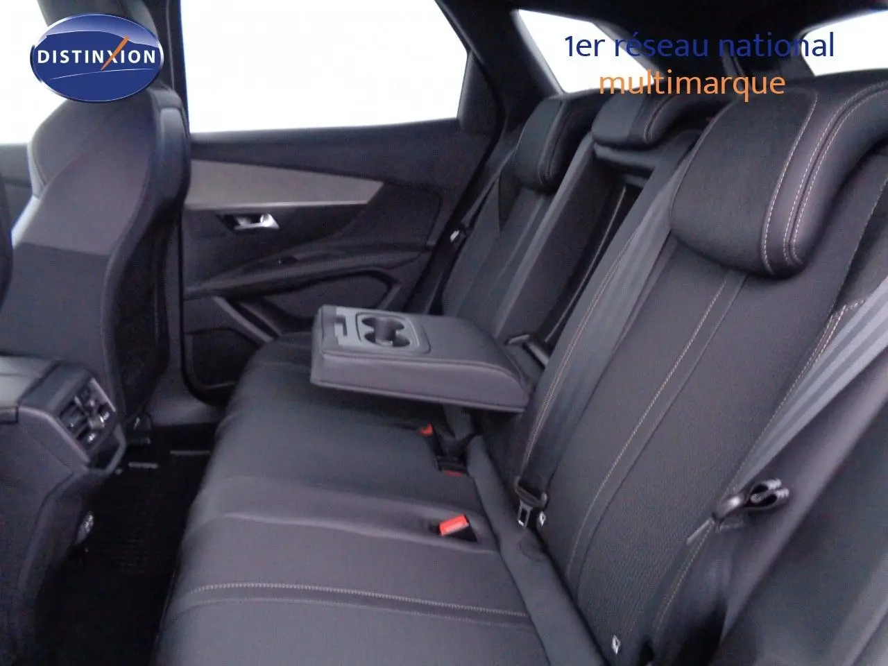 Vue intérieure des sièges arrière en cuir noir avec accoudoir central déplié du Peugeot 3008 gris platinium 2023.