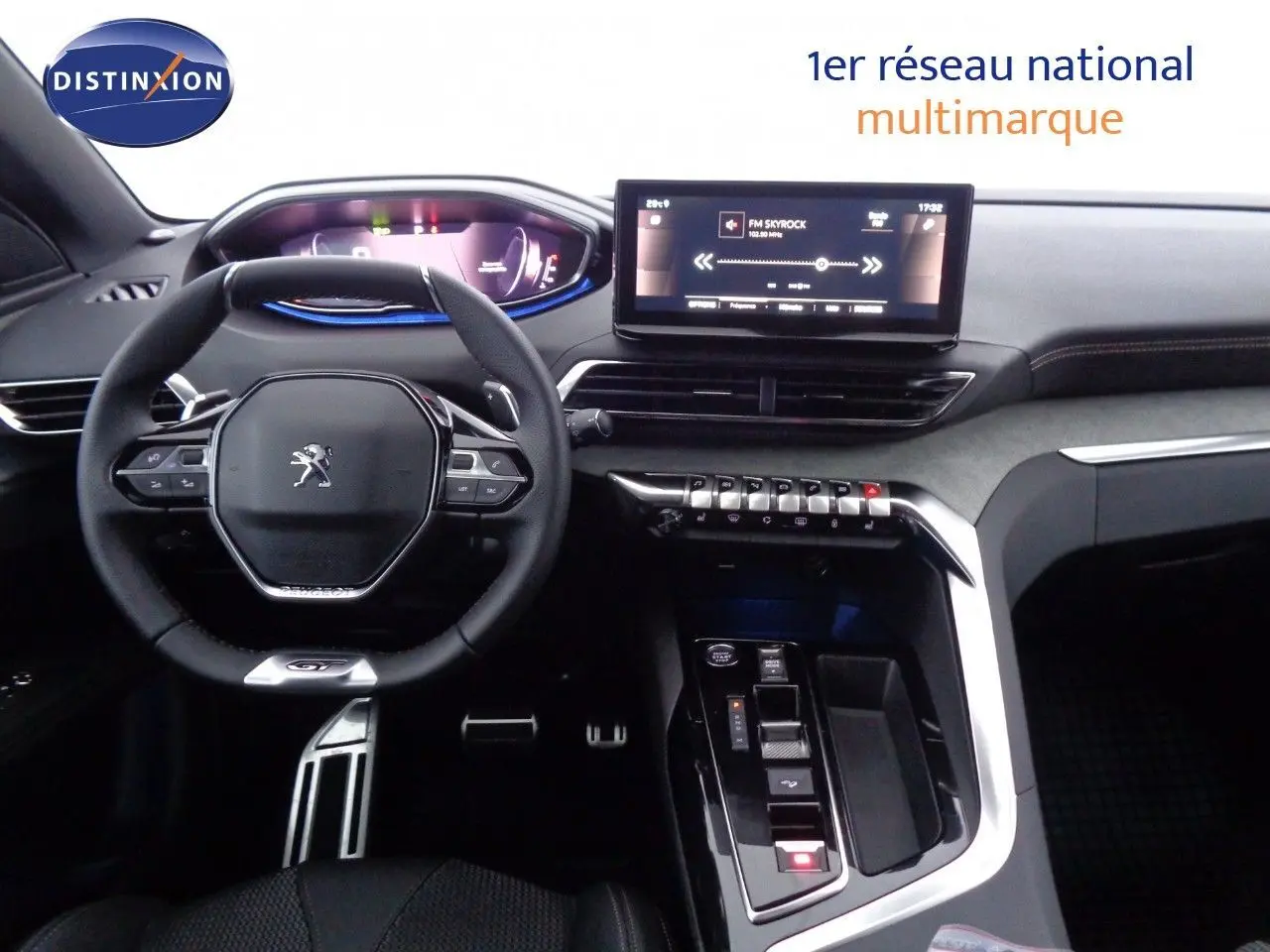 Vue intérieure du tableau de bord et volant compact du Peugeot 3008 GT 2023, ambiance moderne et écran tactile central.