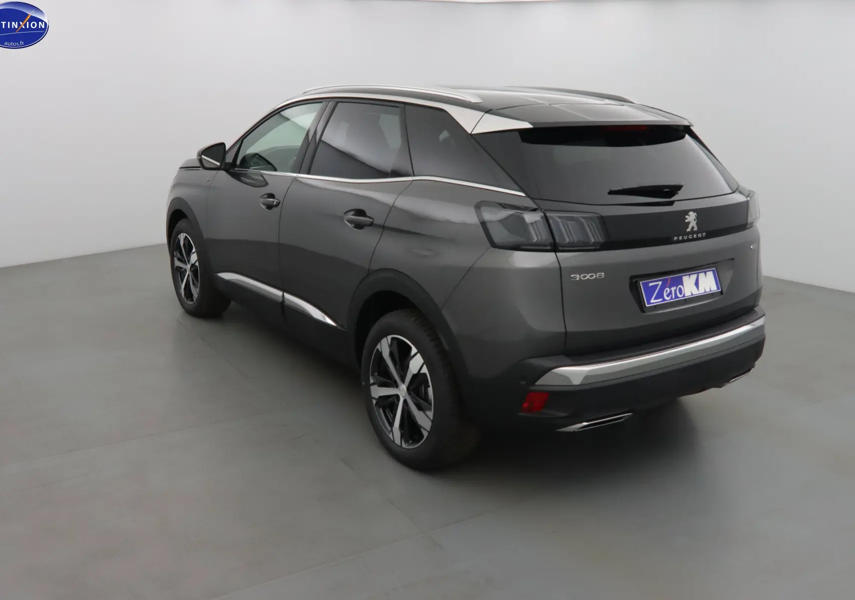 Peugeot 3008 gris platinium métal vue 3/4 arrière droit, avec jantes alliage et vitres teintées.