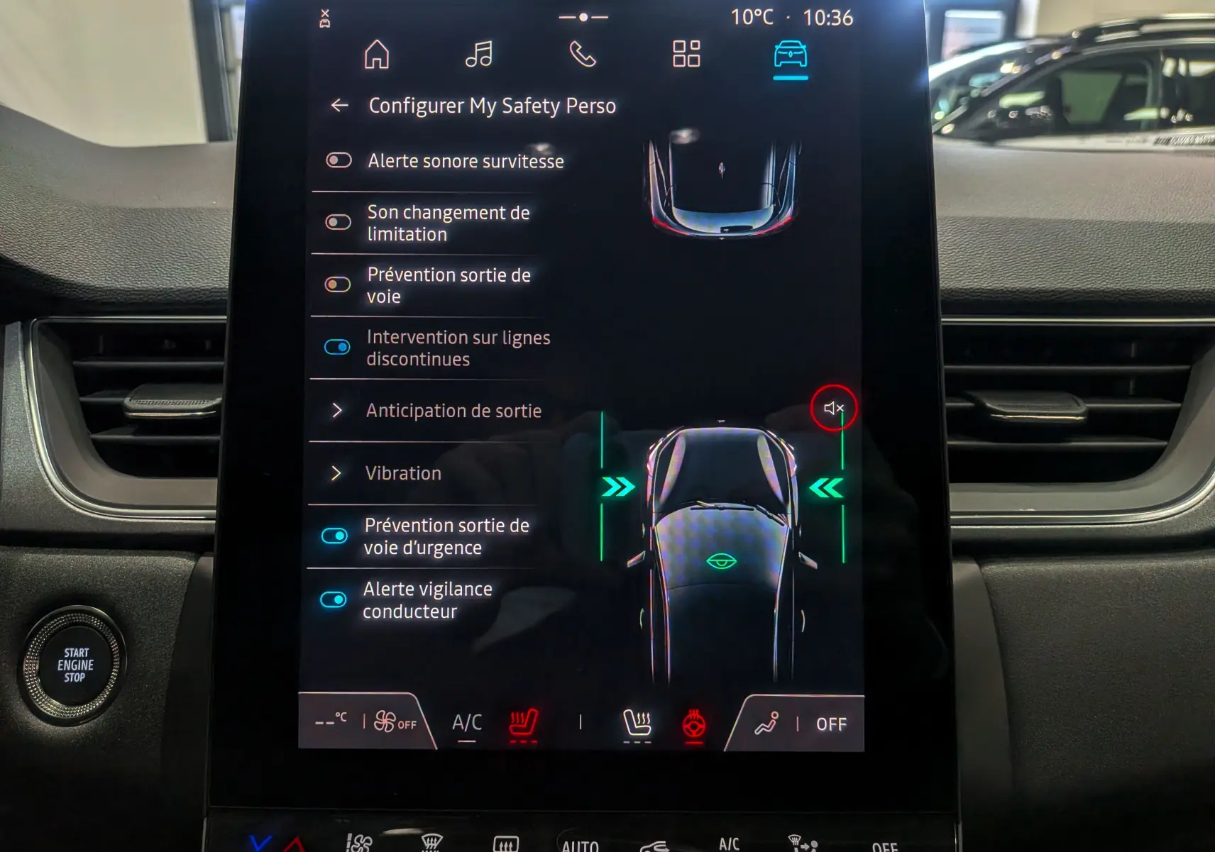 Écran tactile central du Renault Captur 2025 noir affichant les options d'aide à la conduite et sécurité active.