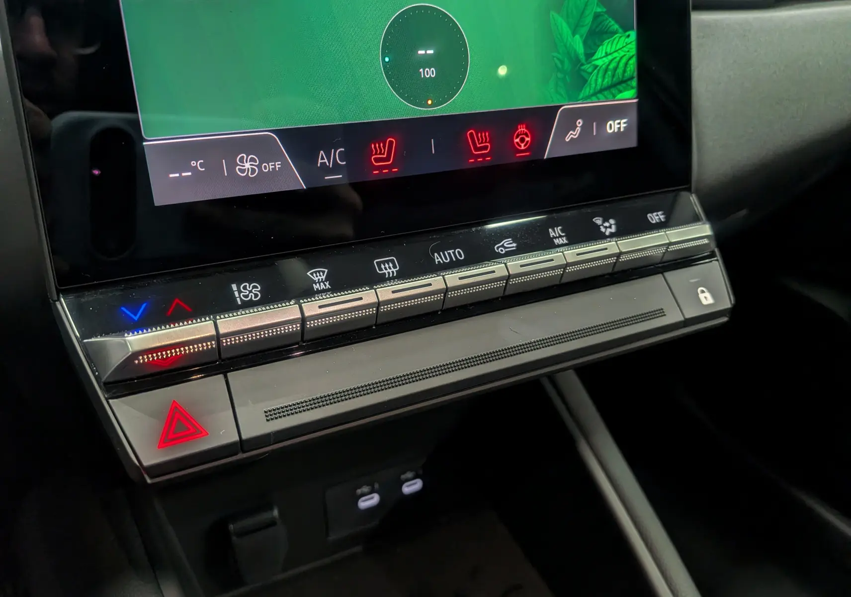 Détail de la console centrale avec commandes climatisation et écran tactile du Renault Captur noir Mild Hybrid 2025.