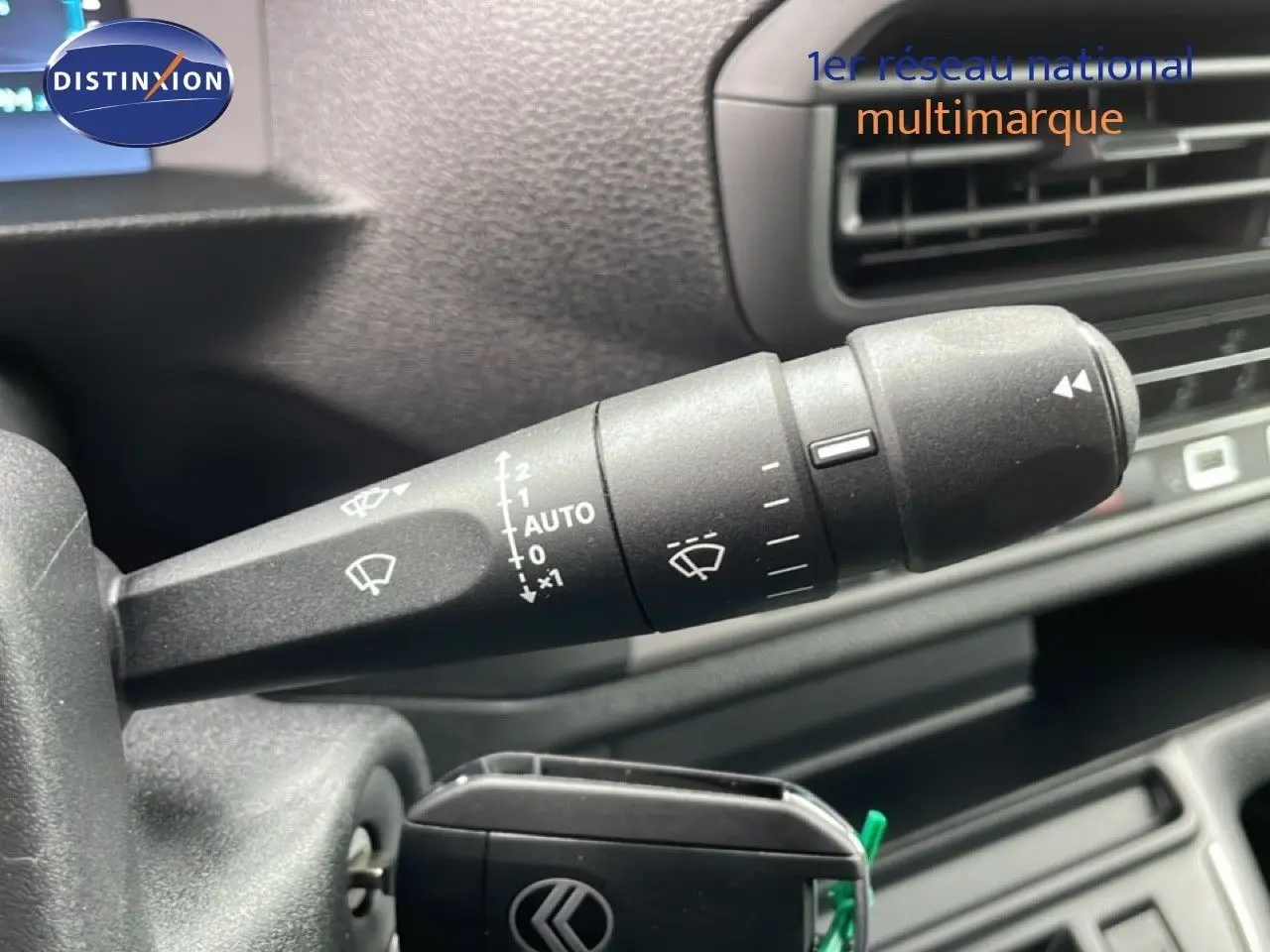 Détail du commodo d’essuie-glace dans l’habitacle du Citroën Jumpy gris Artense métal, version 2025.