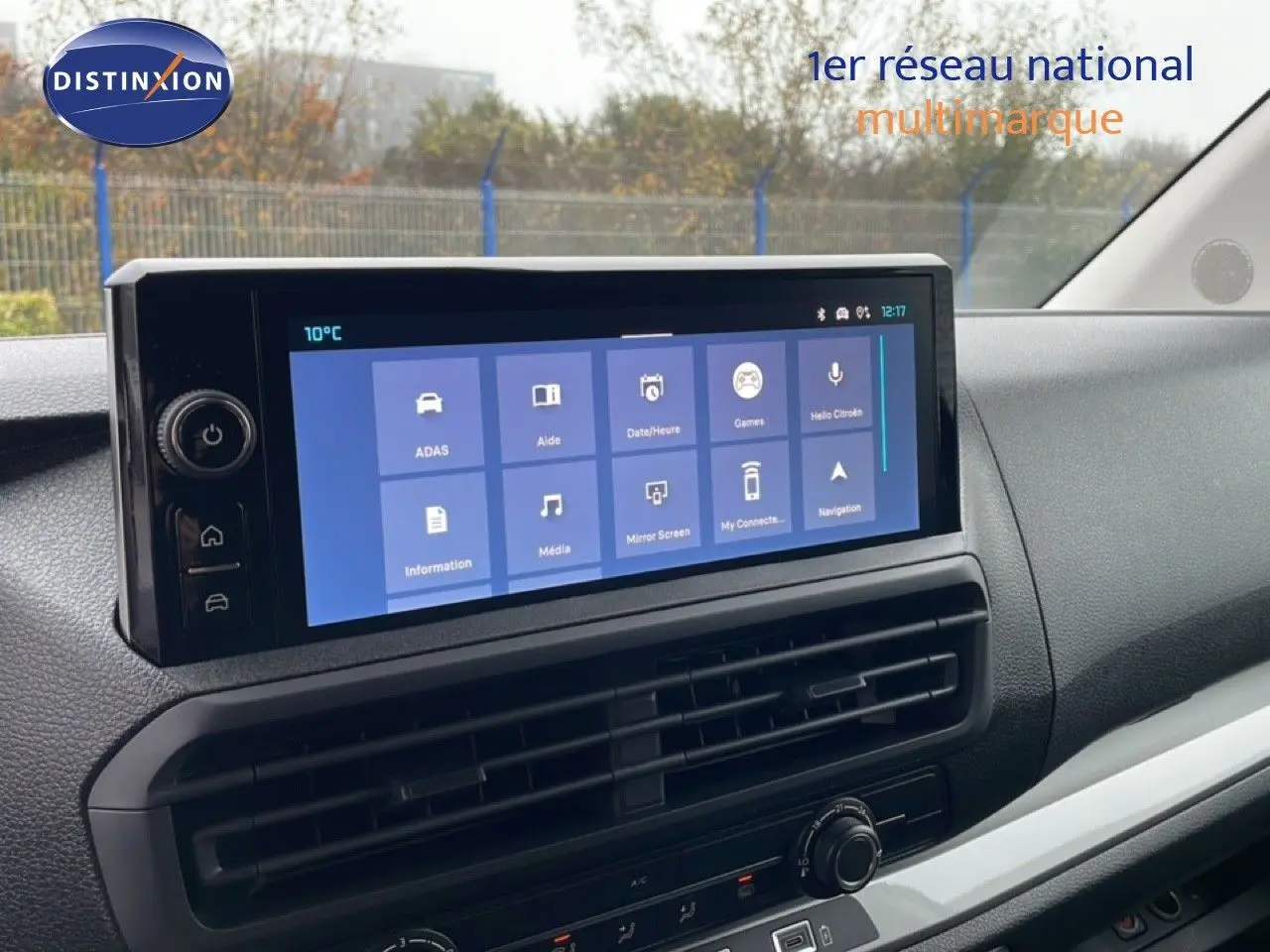 Écran tactile central du tableau de bord du Citroën Jumpy 2025, affichant les options multimédia et navigation.