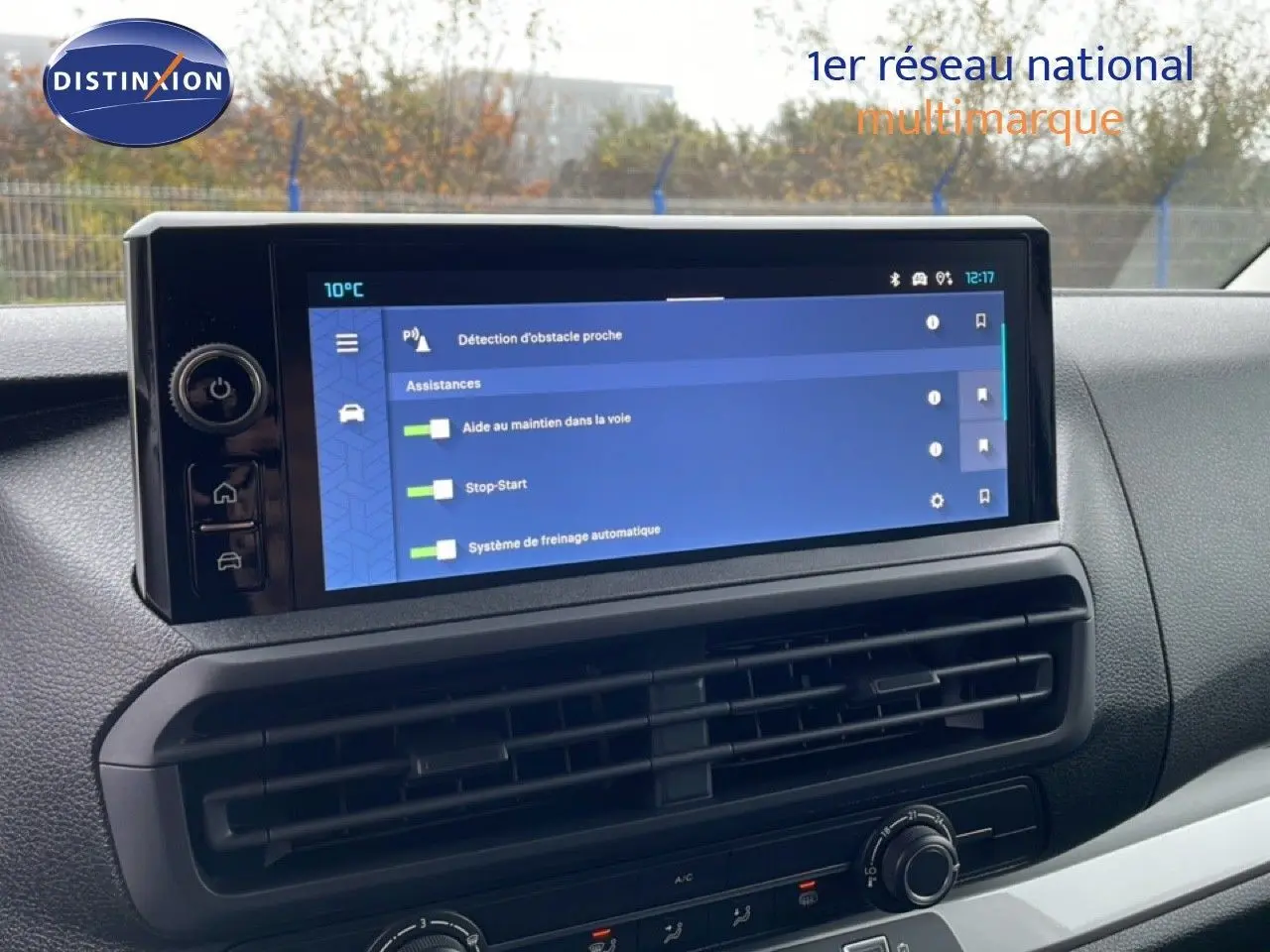 Vue rapprochée de l’écran tactile central du tableau de bord du Citroën Jumpy 2025, affichant les assistances à la conduite.