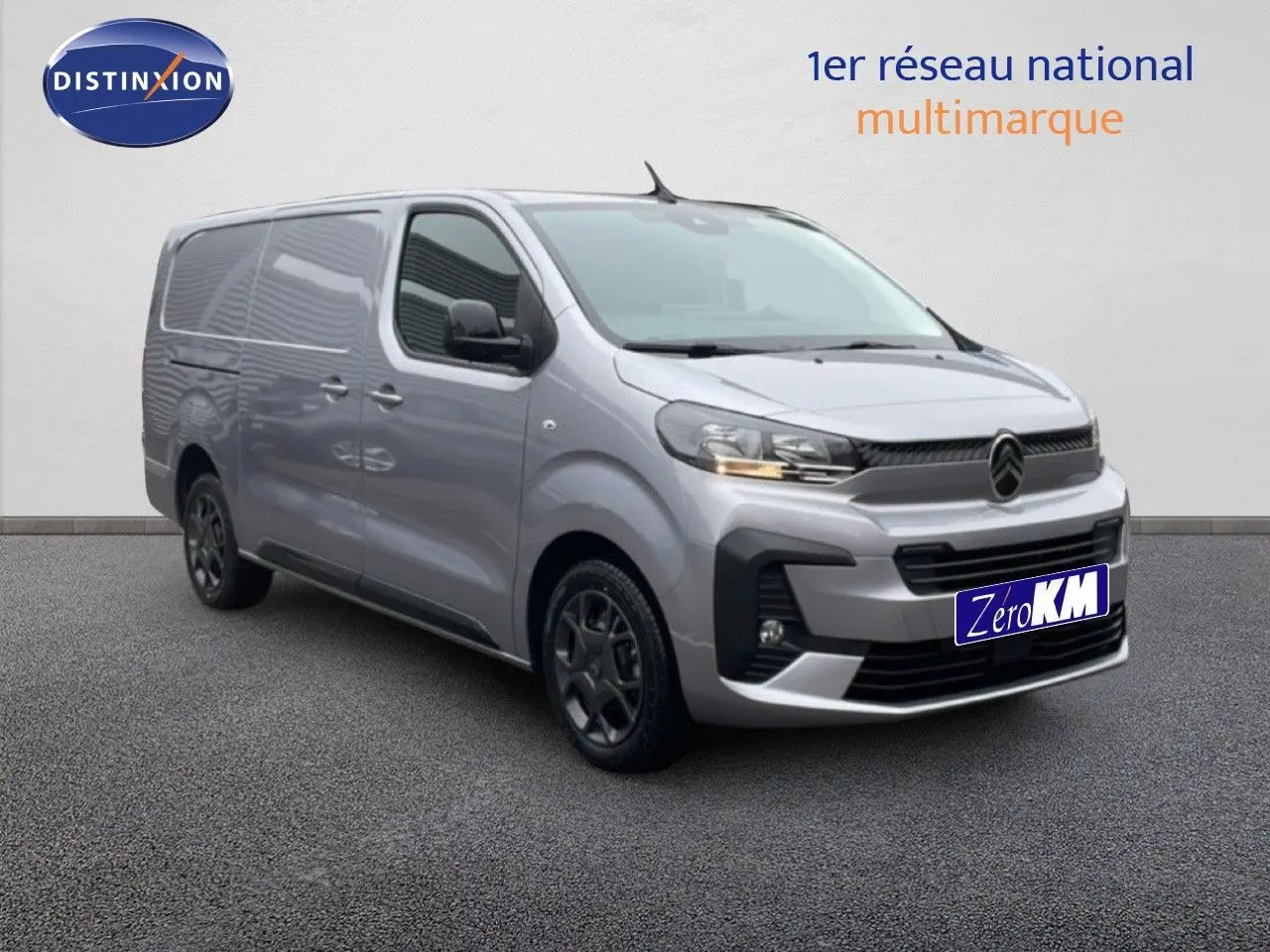 Citroën Jumpy Van Long L3 gris Artense métal, vue 3/4 avant avec calandre et phares distinctifs.