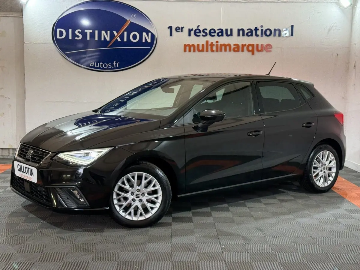 SEAT Ibiza 1.0 TSI 110 FR noire vue de profil côté gauche, avec jantes alliage et phares LED allumés.