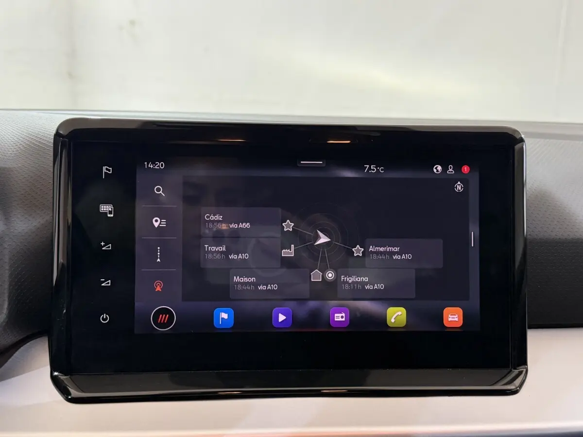 Écran tactile central 9,2 pouces du tableau de bord de la SEAT Ibiza 1.0 TSI 110 FR 2024, affichage navigation 3D.