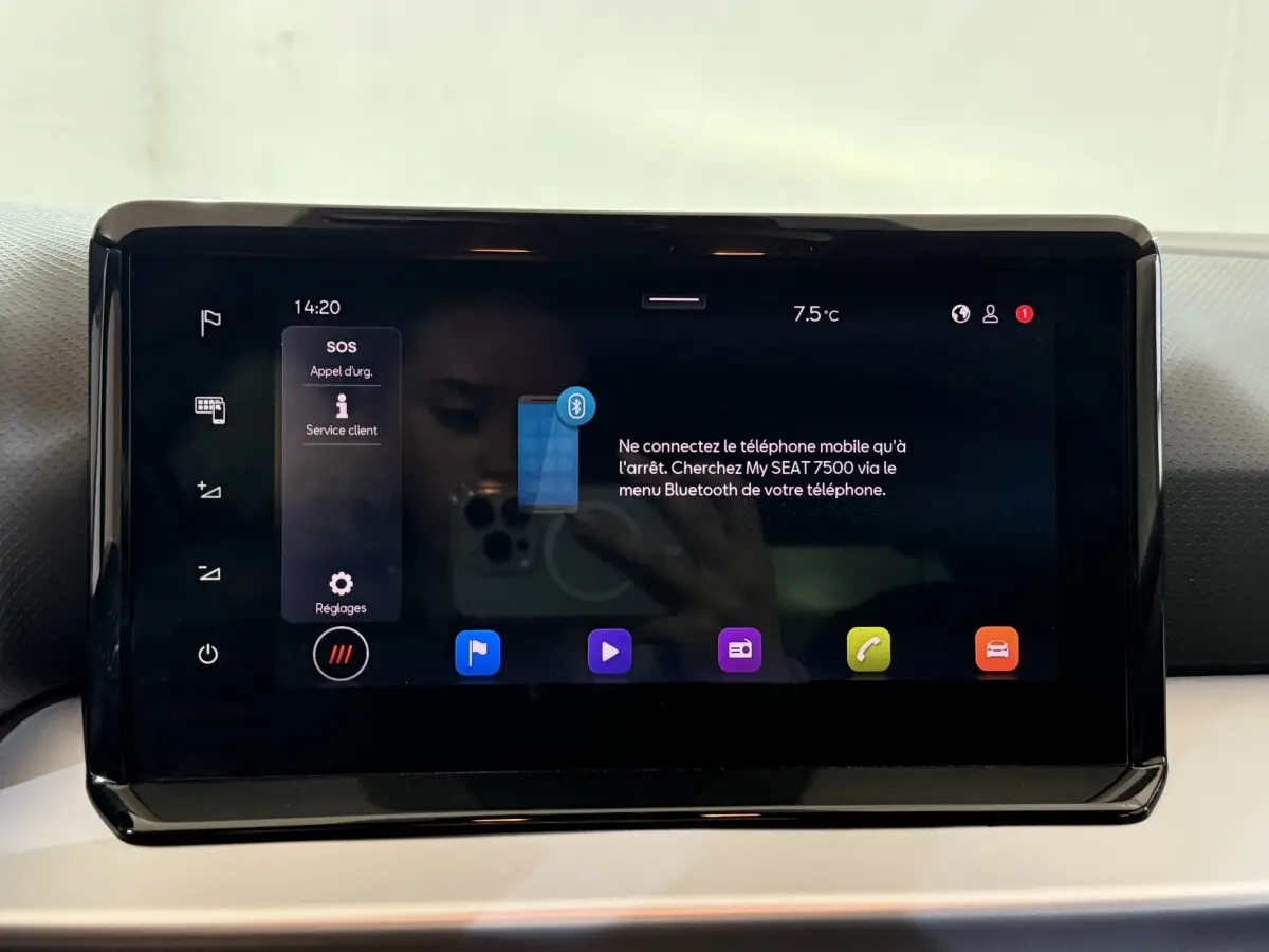 Écran tactile central du système multimédia de la SEAT Ibiza 1.0 TSI 110 FR affichant les options d'appel d'urgence et Bluetooth.