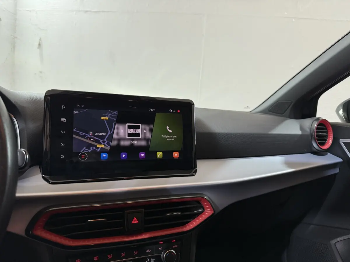 Vue intérieure du tableau de bord de la SEAT Ibiza 2024, écran tactile 9,2 pouces avec cadre noir et détails rouges.