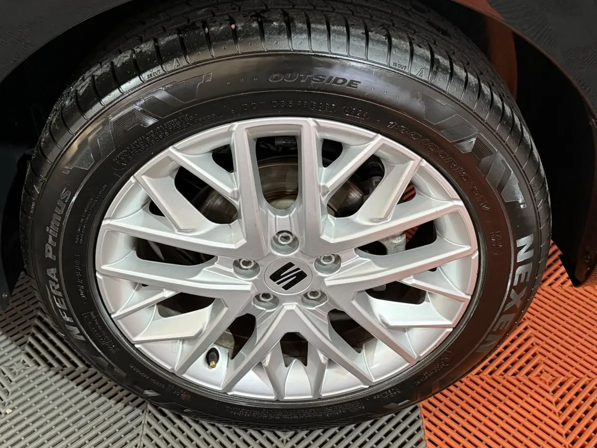 Gros plan sur la roue arrière droite noire d'une SEAT Ibiza 1.0 TSI 110 FR 2024 avec pneu Nexen visible.