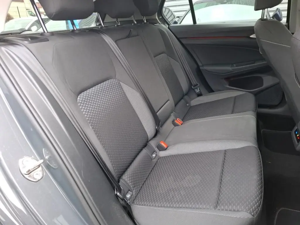 Vue intérieure côté gauche des sièges arrière en tissu noir de la Volkswagen Golf 1.5 eTSI 130 DSG7 Active gris 2022.