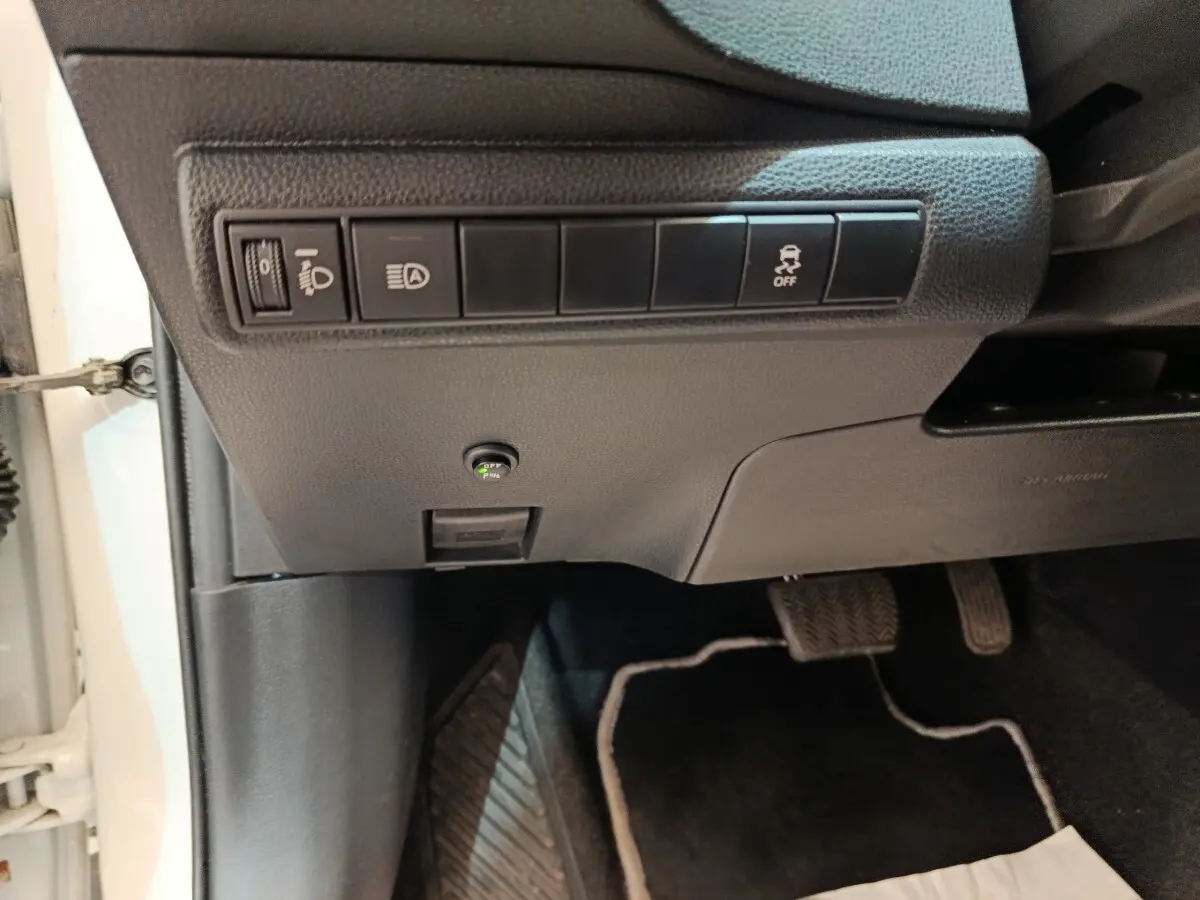 Vue intérieure côté conducteur de la Toyota Corolla Hybride 122h 2020, montrant les commandes sous le tableau de bord.