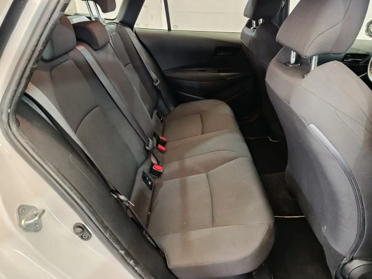 Vue intérieure côté gauche sur la banquette arrière grise de la Toyota Corolla Hybride 122h Active 2020.