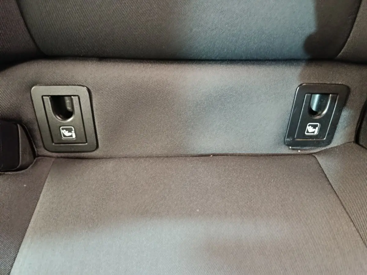 Gros plan sur les fixations Isofix noires sur la banquette arrière grise de la Toyota Corolla Hybride 2020.