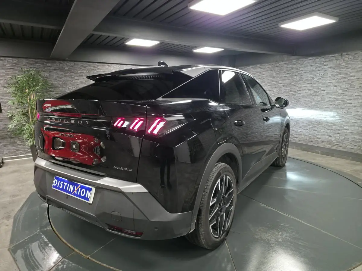 Peugeot 3008 noir vue 3/4 arrière droit, feux arrière LED à 3 griffes et jantes alliage 19'' diamantées.