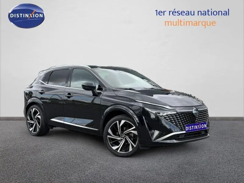 Nissan Qashqai 2024 noir Kuro métallisé en 3/4 avant, avec jantes alliage et calandre distinctive en losange.