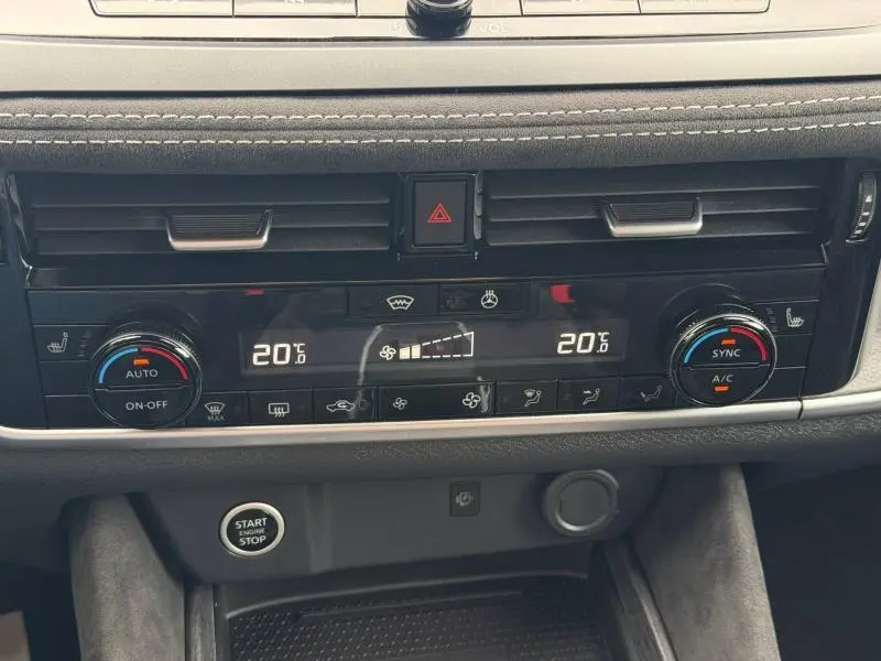 Détail de la console centrale du Nissan Qashqai 2024 avec commandes climatisation bi-zone et bouton start/stop.