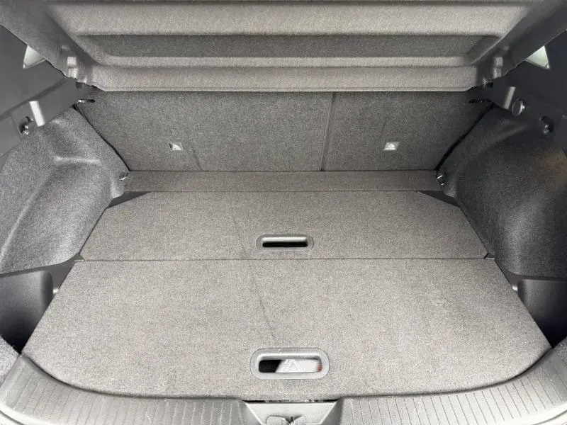 Coffre spacieux du Nissan Qashqai 2024 noir Kuro, vue intérieure arrière avec banquette rabattue et plancher plat.