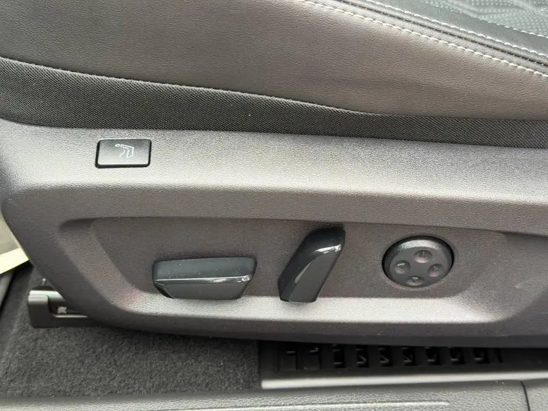 Détail des commandes de réglage électrique du siège conducteur en cuir noir du Nissan Qashqai 2024.