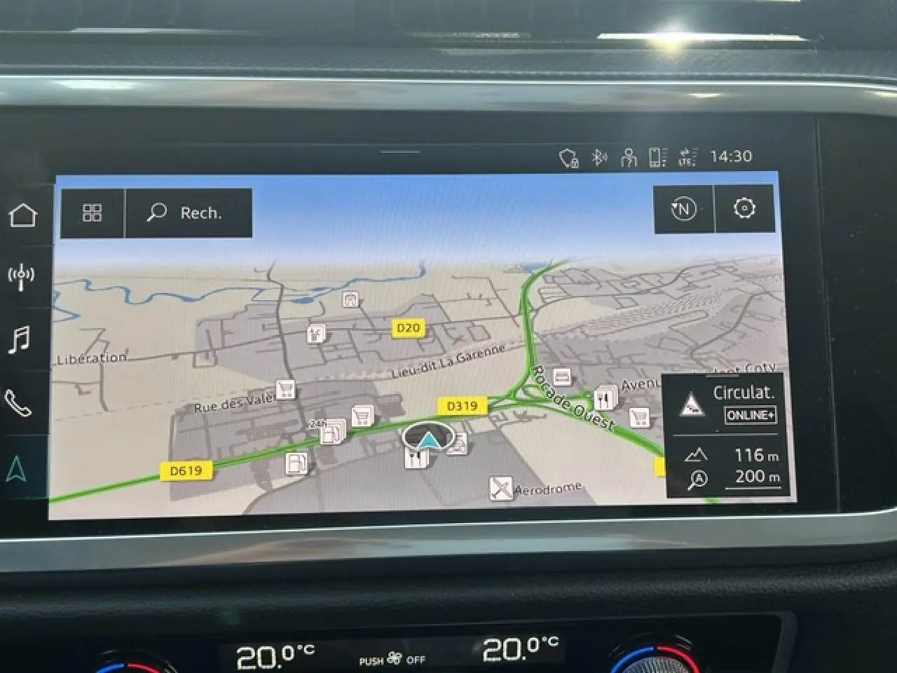 Écran central du tableau de bord de l'Audi Q3 Sportback blanc, affichant la navigation GPS en mode jour.