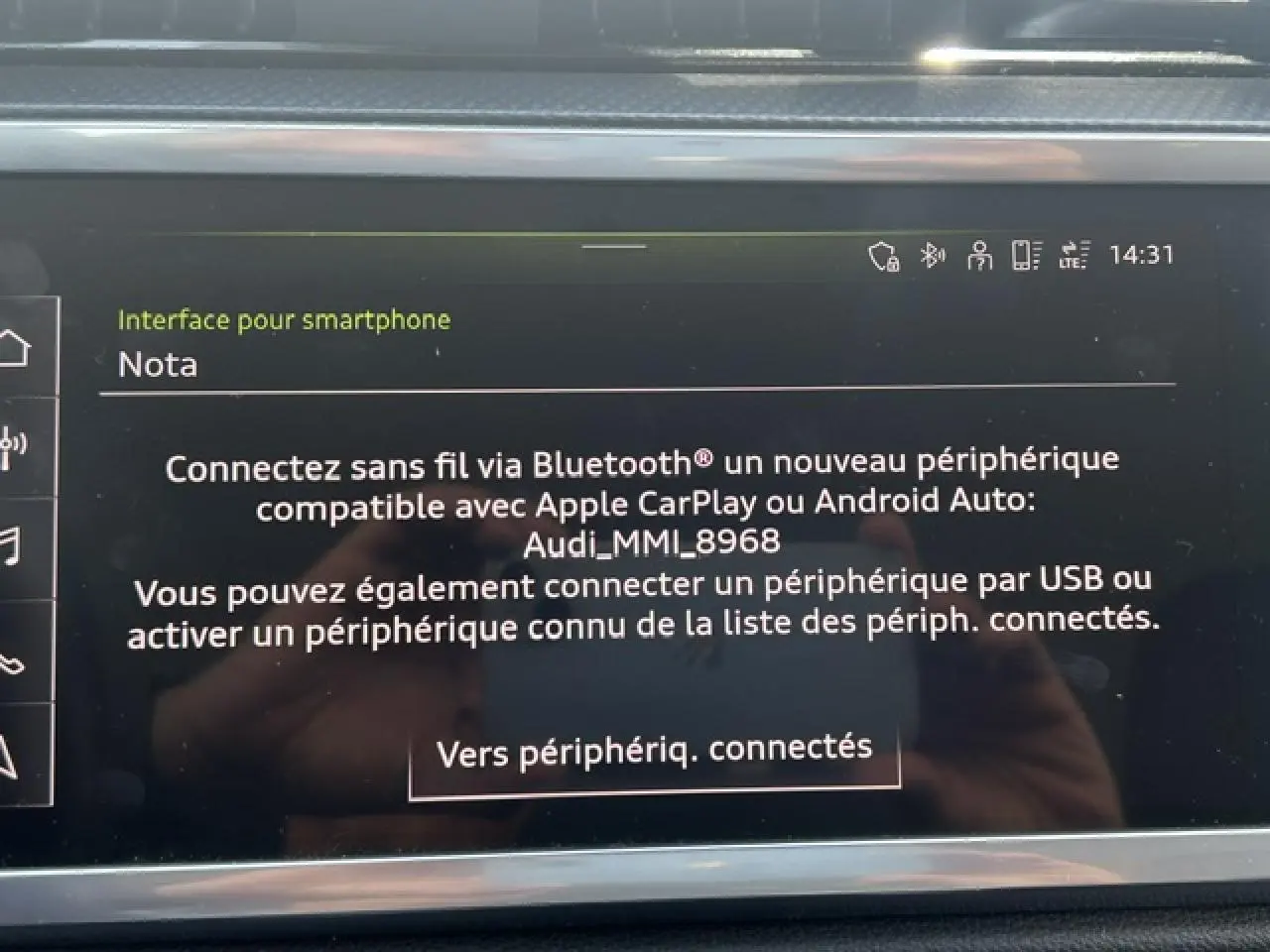 Écran tactile intérieur de l'Audi Q3 Sportback 2022 affichant l'interface de connexion smartphone Bluetooth.