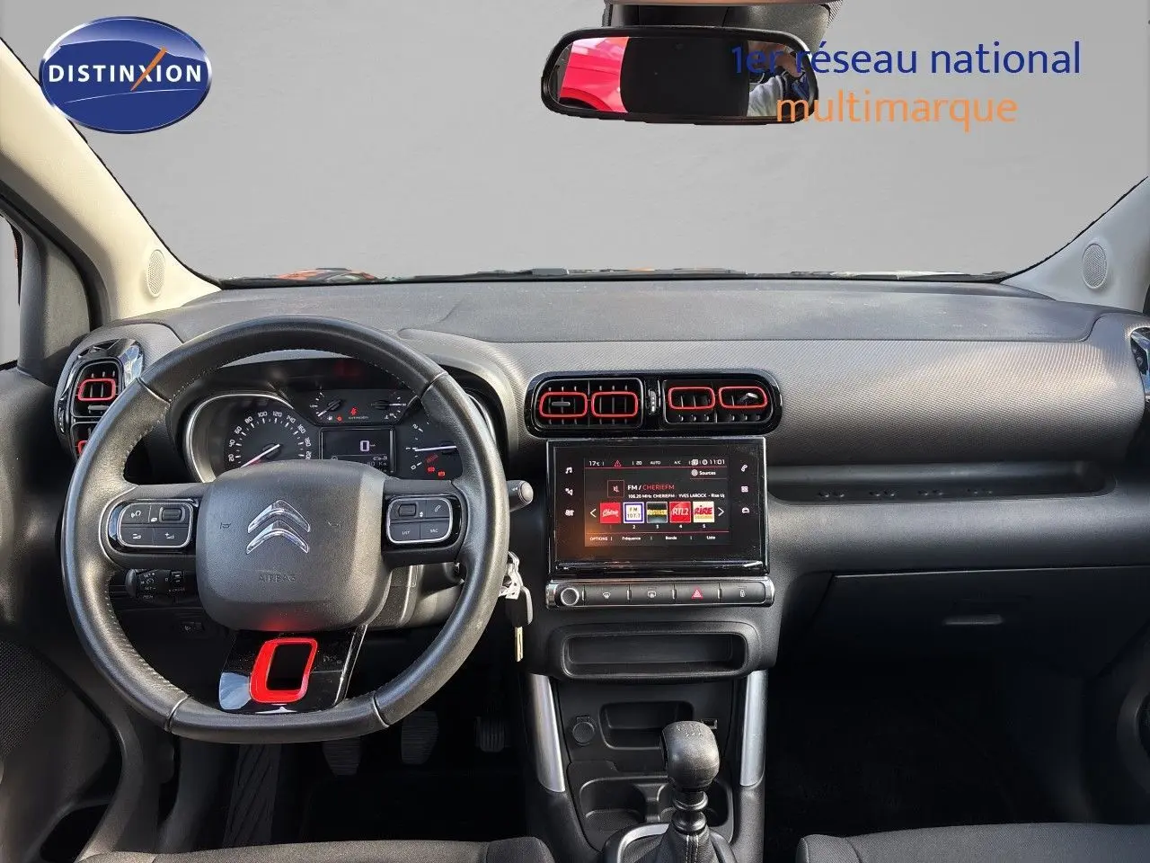 Intérieur de Citroën C3 Aircross noir perla metal, vue frontale du tableau de bord avec volant et écran tactile central.