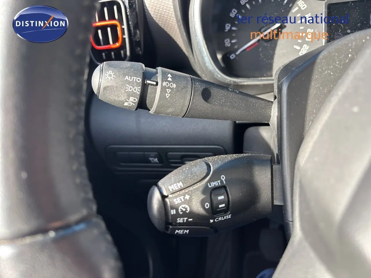 Gros plan sur les commandes au volant du Citroën C3 Aircross noir, mettant en valeur les fonctions de régulateur et limiteur de vitesse.