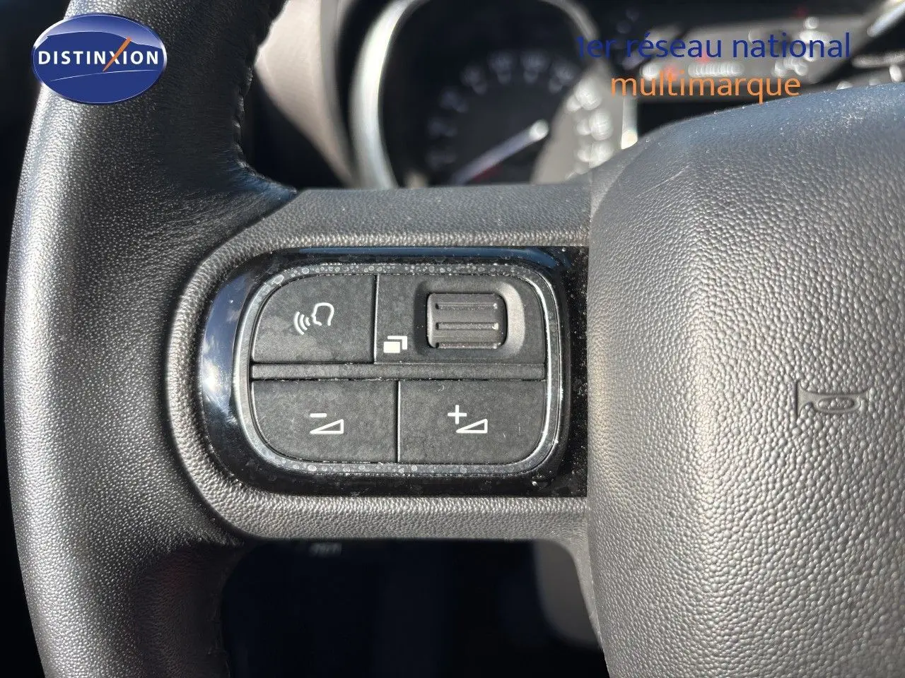 Gros plan sur les commandes audio au volant du Citroën C3 Aircross 2019 noir Perla Metal.