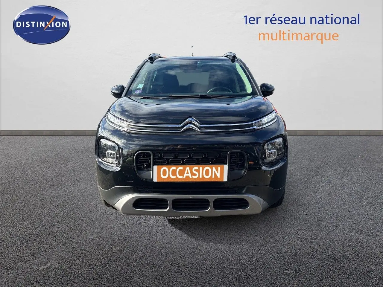 Vue frontale d'un Citroën C3 Aircross noir Perla Metal avec calandre distinctive et plaque "OCCASION" orange.