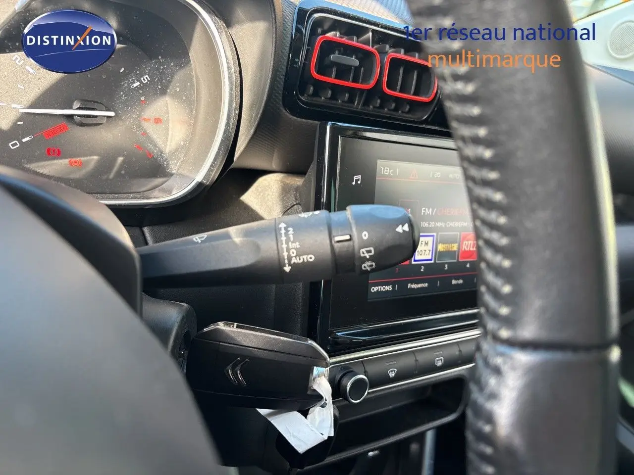 Vue intérieure rapprochée du tableau de bord et volant d’une Citroën C3 Aircross noir Perla Metal, avec commandes et écran tactile visibles.